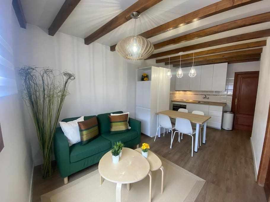 sala de estar con sofá verde y mesa en Apartamento Vilaflor, en Vilaflor