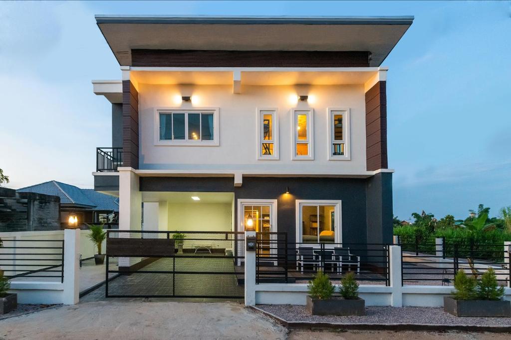 une maison avec un balcon dans l'établissement Amaz Villa, à Ban Nang Lae