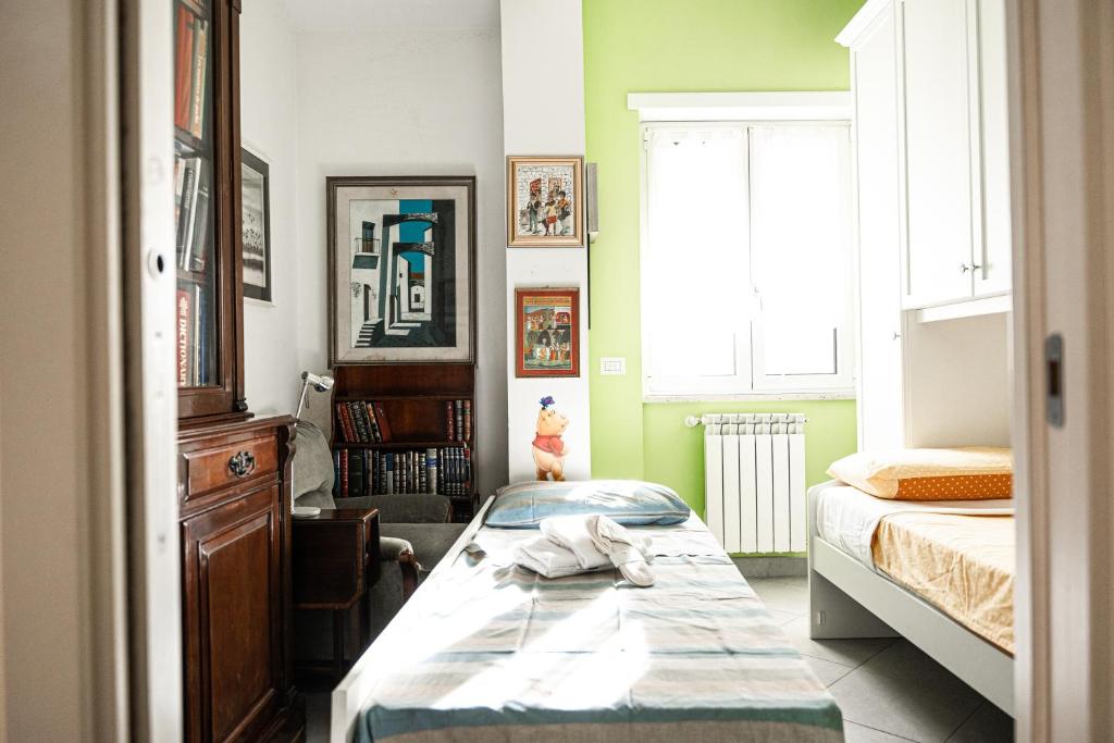 sypialnia z 2 łóżkami i stołem w obiekcie Il Forte Apartment w Rzymie