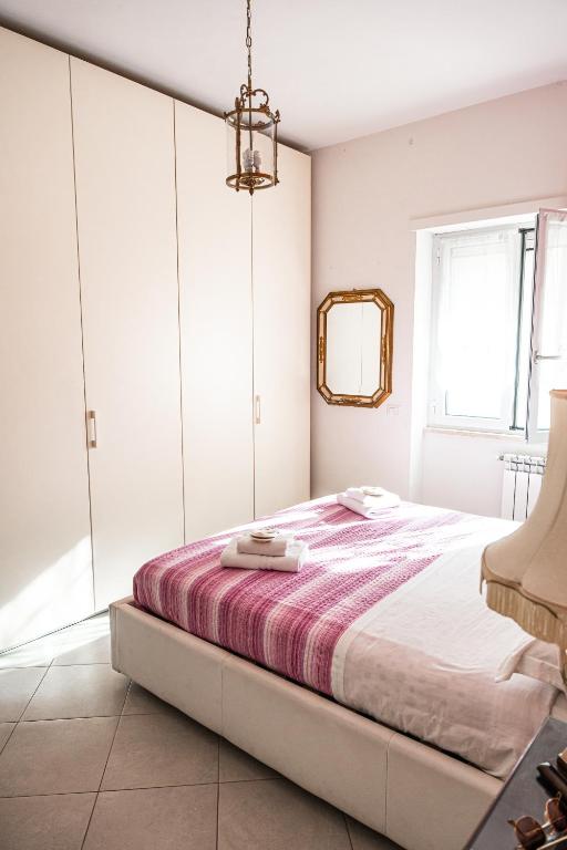 sypialnia z łóżkiem i lustrem w obiekcie Il Forte Apartment w Rzymie