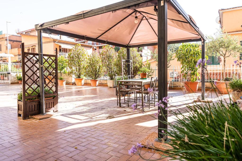 patio ze stołem i parasolem w obiekcie Il Forte Apartment w Rzymie