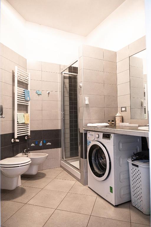 łazienka z pralką i toaletą w obiekcie Il Forte Apartment w Rzymie