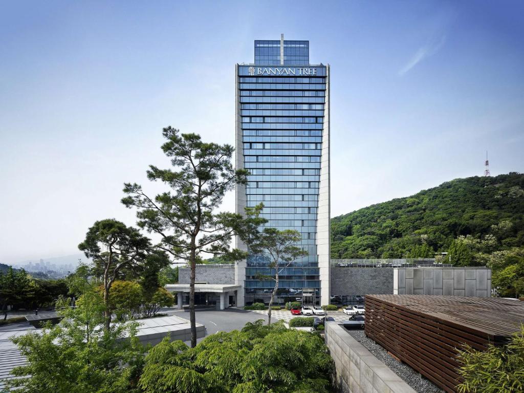 un edificio alto frente a un estacionamiento en Banyan Tree Club & Spa Seoul, en Seúl