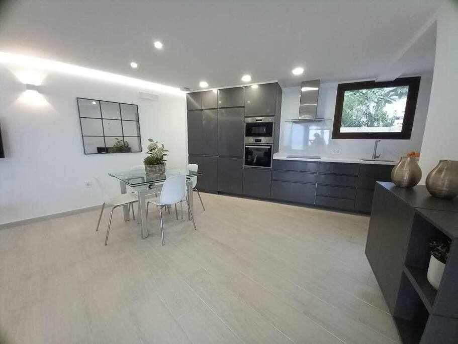 Kuchyň nebo kuchyňský kout v ubytování Villa Infinity Vistas Wiffi y jacuzzi