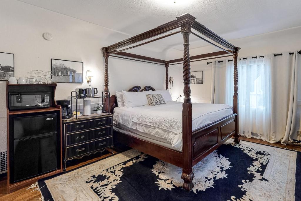 ein Schlafzimmer mit einem Himmelbett und einer Mikrowelle in der Unterkunft Julia Metelmann in Santa Barbara