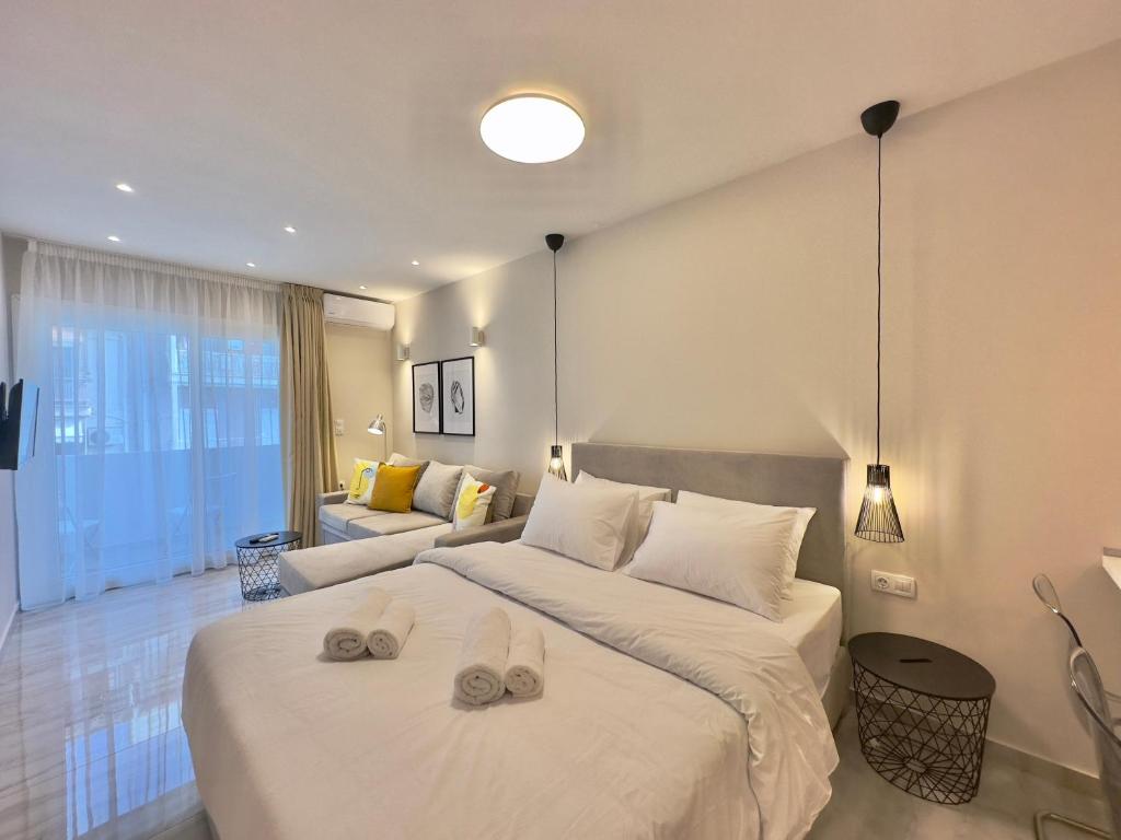 Posteľ alebo postele v izbe v ubytovaní Kono Studios & Suites