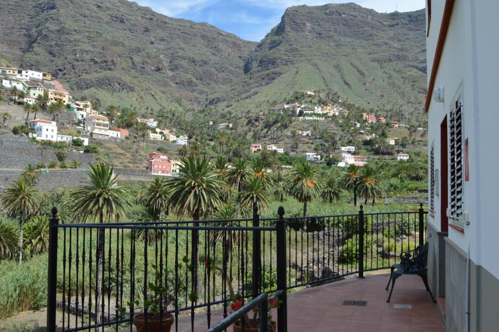 a balcony with a view of a mountain at Casa Rural Guadá in Valle Gran Rey