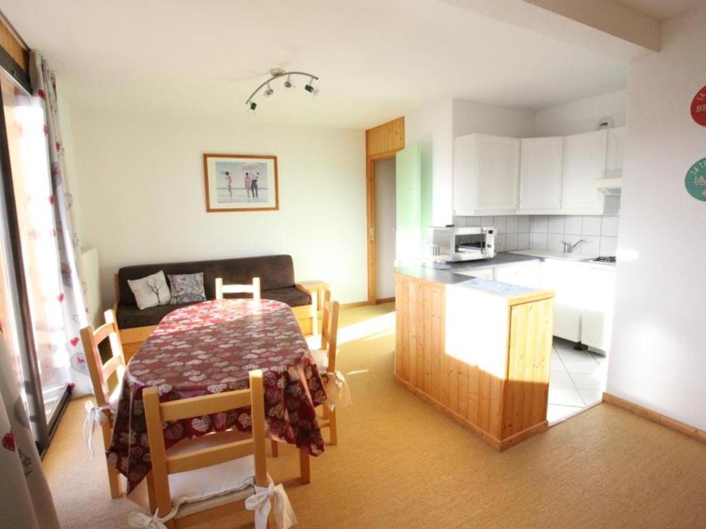 Appartement La Toussuire, 2 pièces, 5 personnes - FR-1-417-34にあるキッチンまたは簡易キッチン