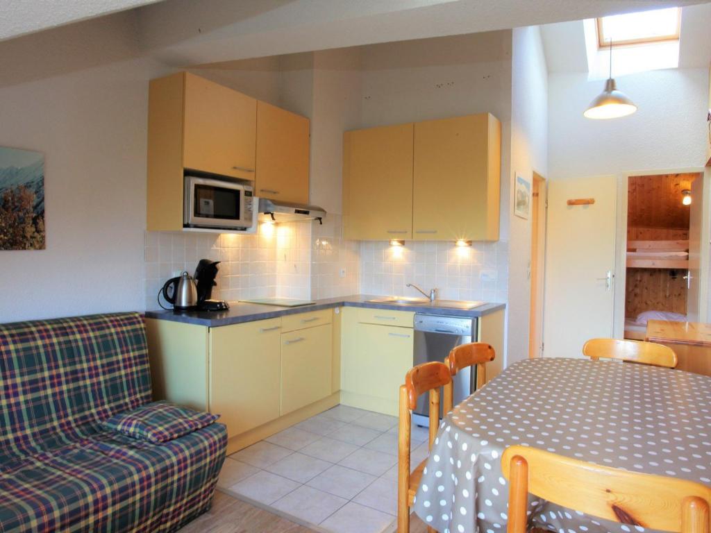 Appartement La Toussuire, 3 pièces, 6 personnes - FR-1-417-37にあるキッチンまたは簡易キッチン