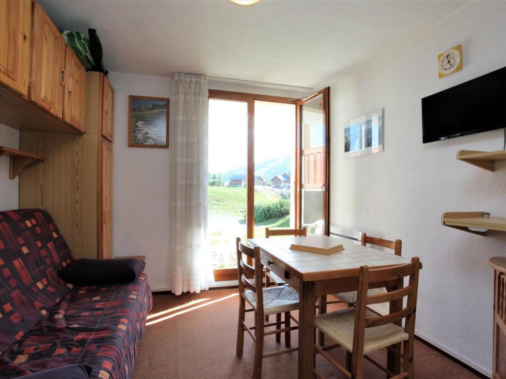 un salon avec une table et un canapé dans l'établissement Studio cosy 4 pers avec terrasse au pied des pistes - FR-1-417-49, à La Toussuire