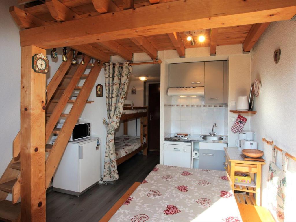 Studio La Toussuire, 1 pièce, 4 personnes - FR-1-417-53にあるキッチンまたは簡易キッチン