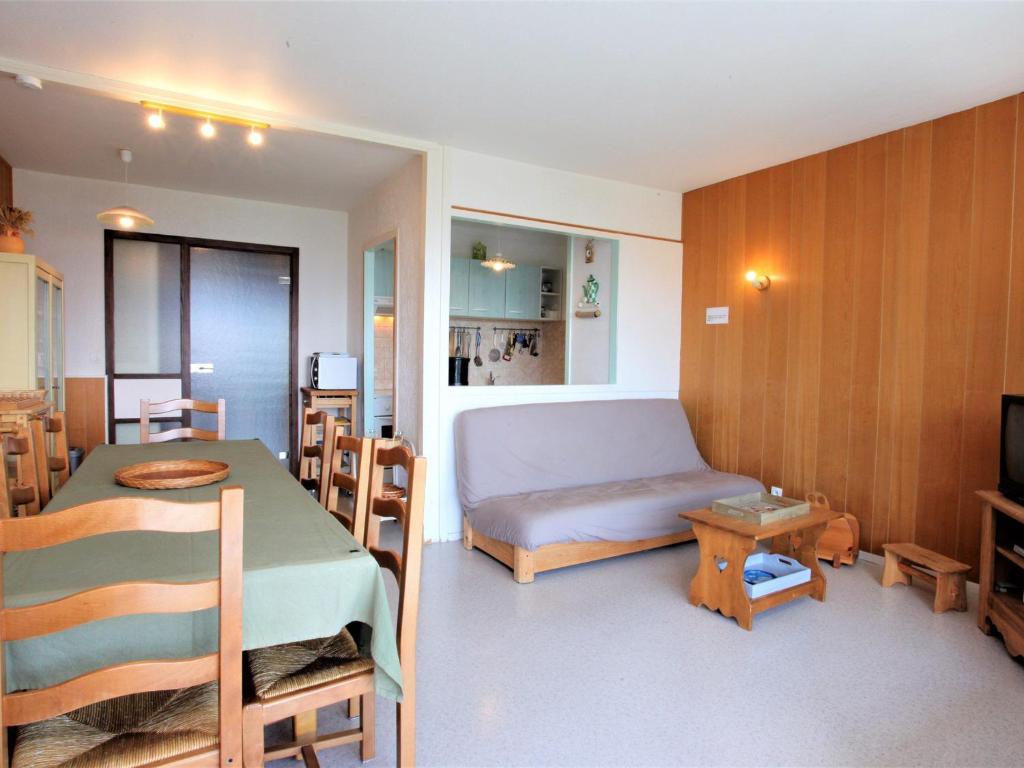 ラ・トゥッスイールにあるAppartement La Toussuire, 3 pièces, 6 personnes - FR-1-417-90のベッドルーム1室(ベッド1台、テーブル付)、