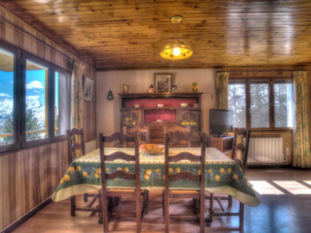 une salle à manger avec une table et quelques chaises dans l'établissement Appartement spacieux 2 chambres, skis aux pieds, parking, WIFI – La Toussuire - FR-1-417-146, à La Toussuire