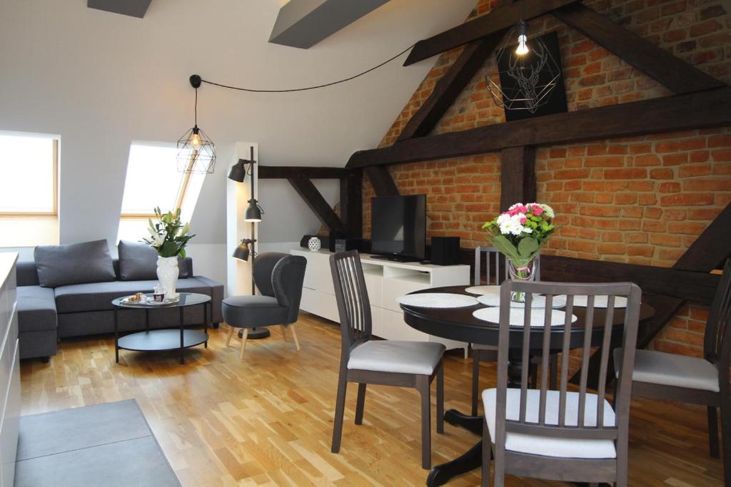 比得哥什的住宿－Serce miasta -Mostowa Bydgoszcz，客厅配有沙发和桌子
