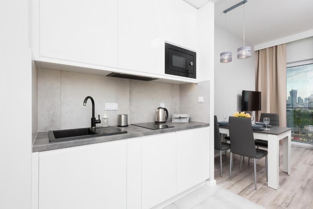 Kuchyňa alebo kuchynka v ubytovaní Warsaw Prymasa Tysiąclecia Business Centre by Noclegi Renters