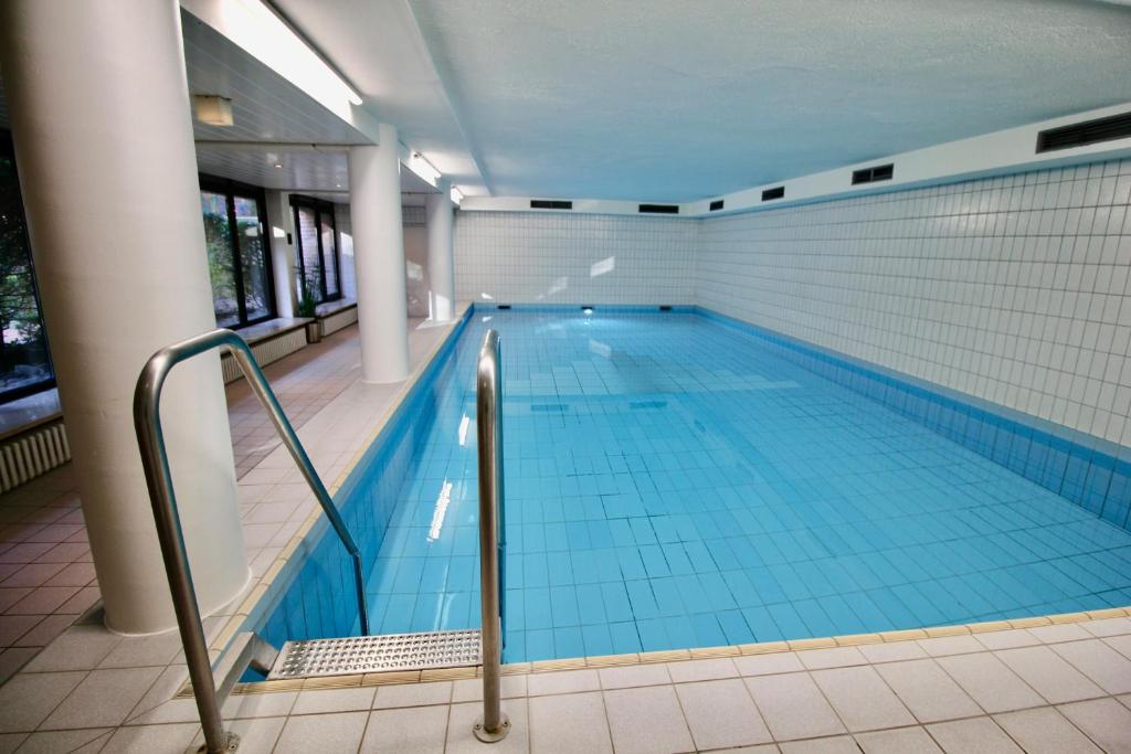 a large swimming pool in a building at Seepferdchen Suite in Timmendorfer Strand