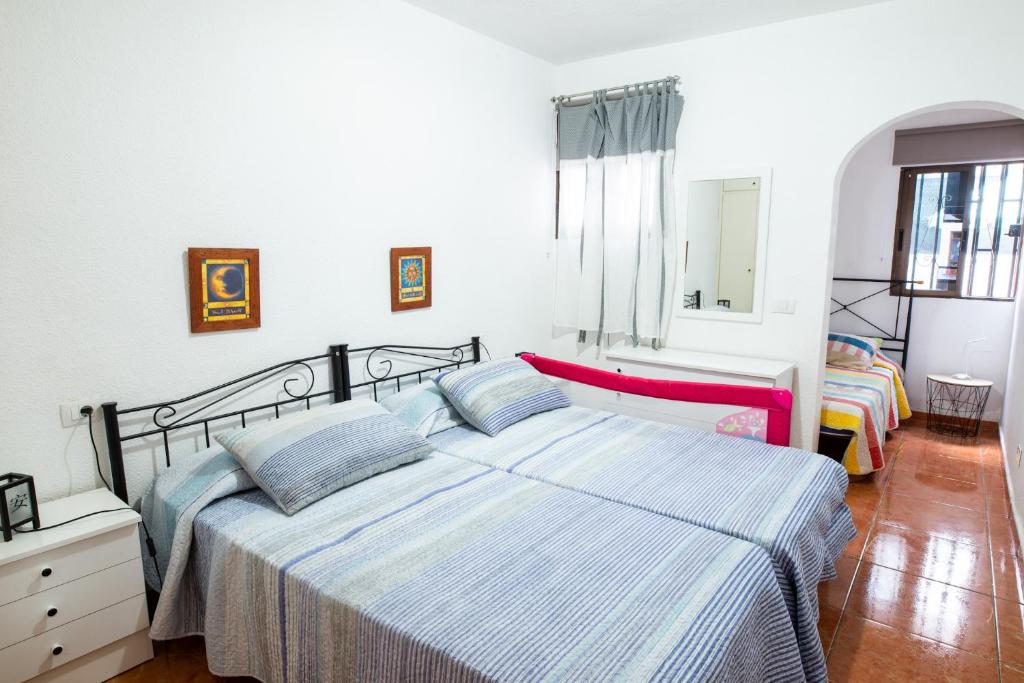 une chambre avec un lit, une commode et un miroir dans l'établissement Casa Sami, à Playa de las Americas