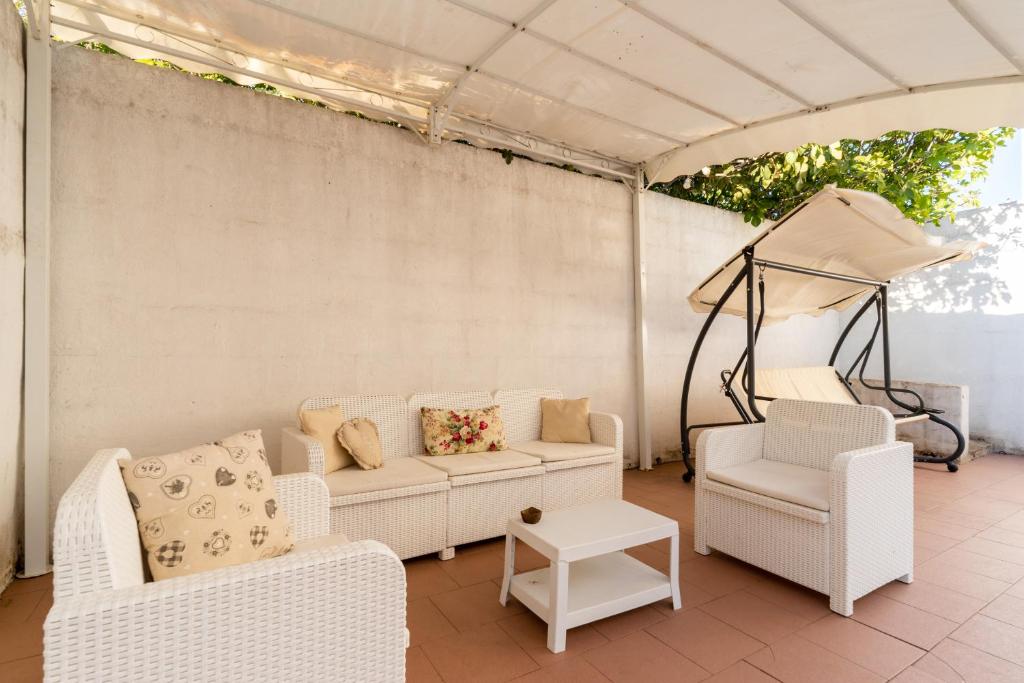 een woonkamer met witte meubels en een tent bij Dimora Ines in Parabita