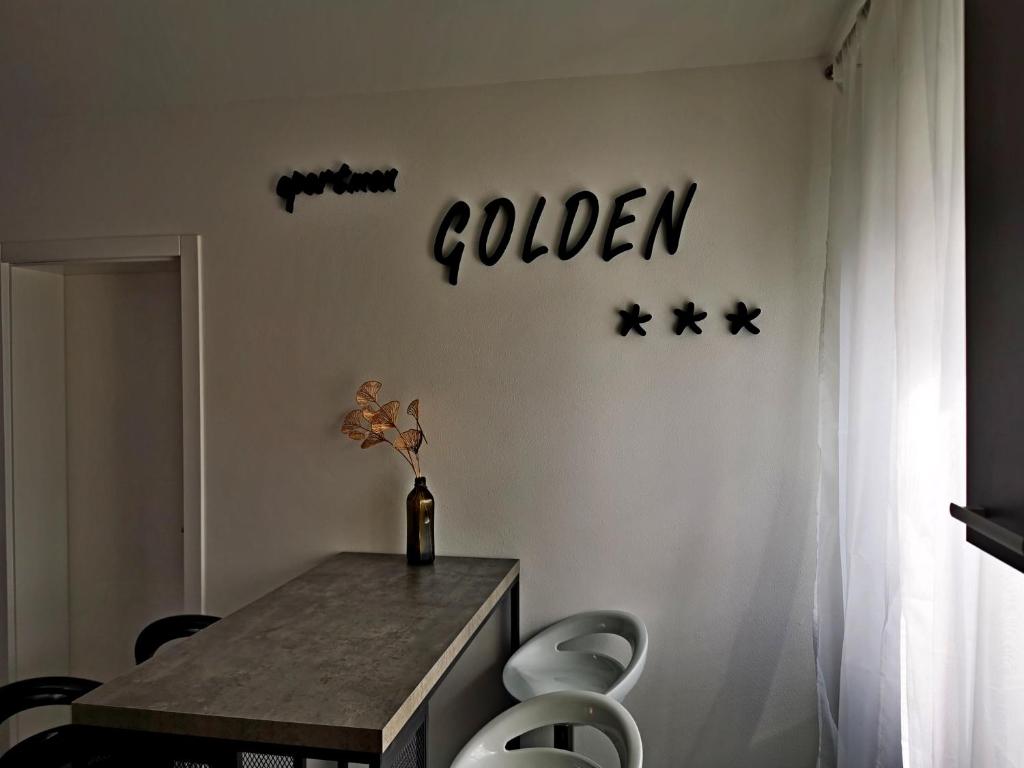 un comedor con una mesa y estrellas en la pared en GOLDEN - self CHECK IN, en Osijek