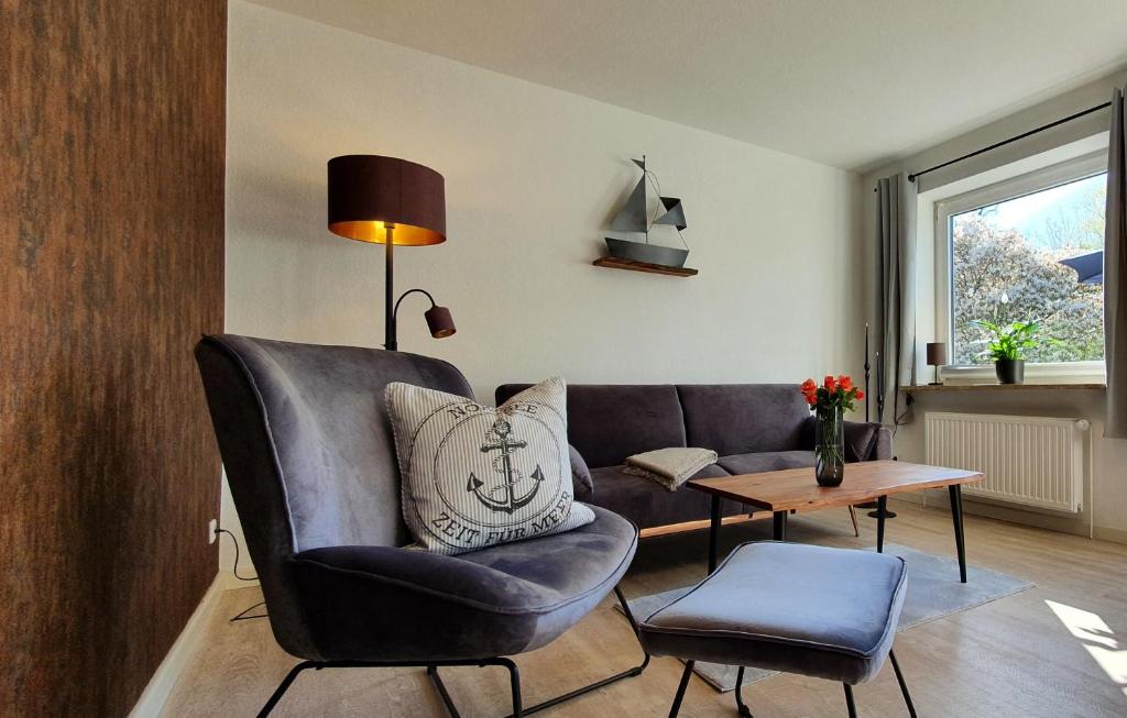 sala de estar con sofá y mesa en Vogelkoje - Urlaub an der Nordsee in Nordfriesland en Bredstedt