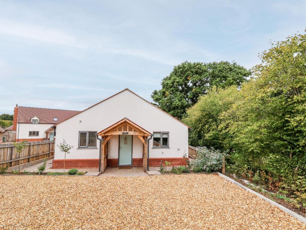 Casa blanca con entrada de grava en Timadon Cottage en Chester