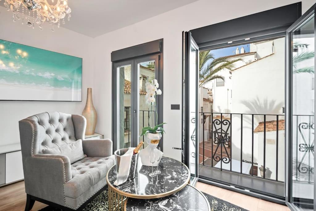 Posezení v ubytování Puerto Banus luxurious apartment in the heart of the port