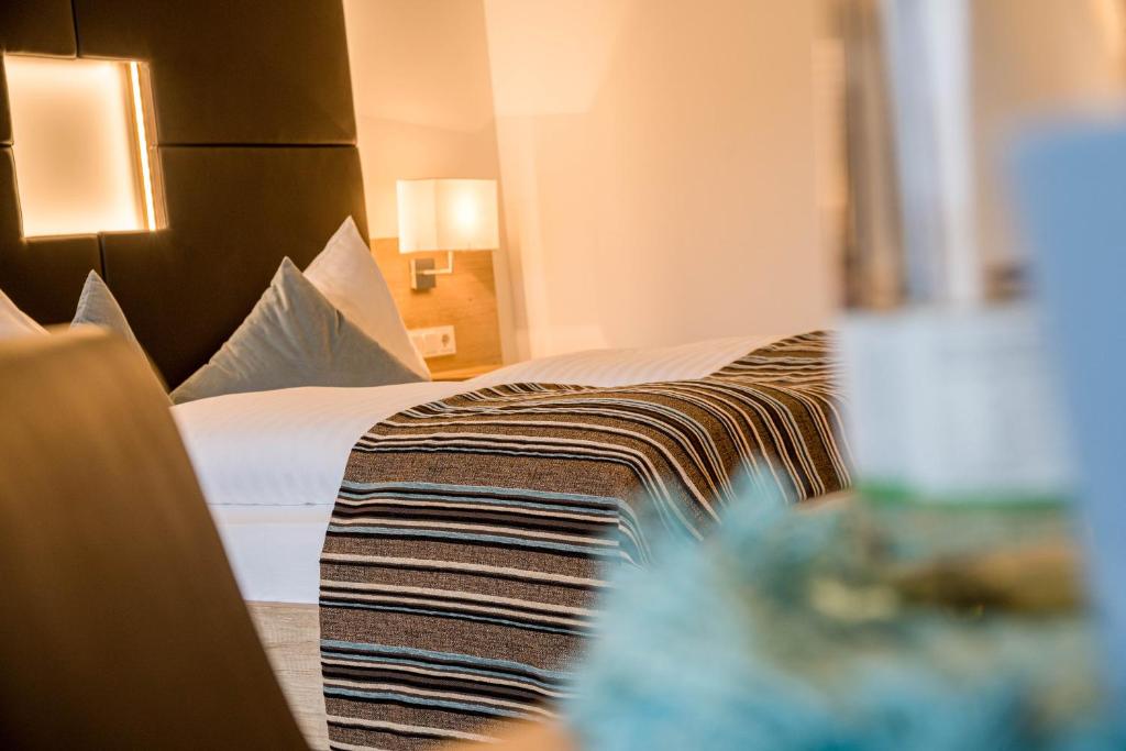 Postel nebo postele na pokoji v ubytování Seehotel Das JO
