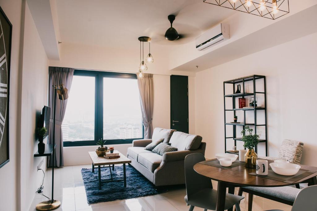 Timeless, 3BR Cityview by WStay @ Tropicana 218 Macalister في جورج تاون: غرفة معيشة مع أريكة وطاولة