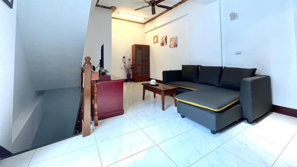 una sala de estar con un sofá y una mesa en Haus 19, en Puli