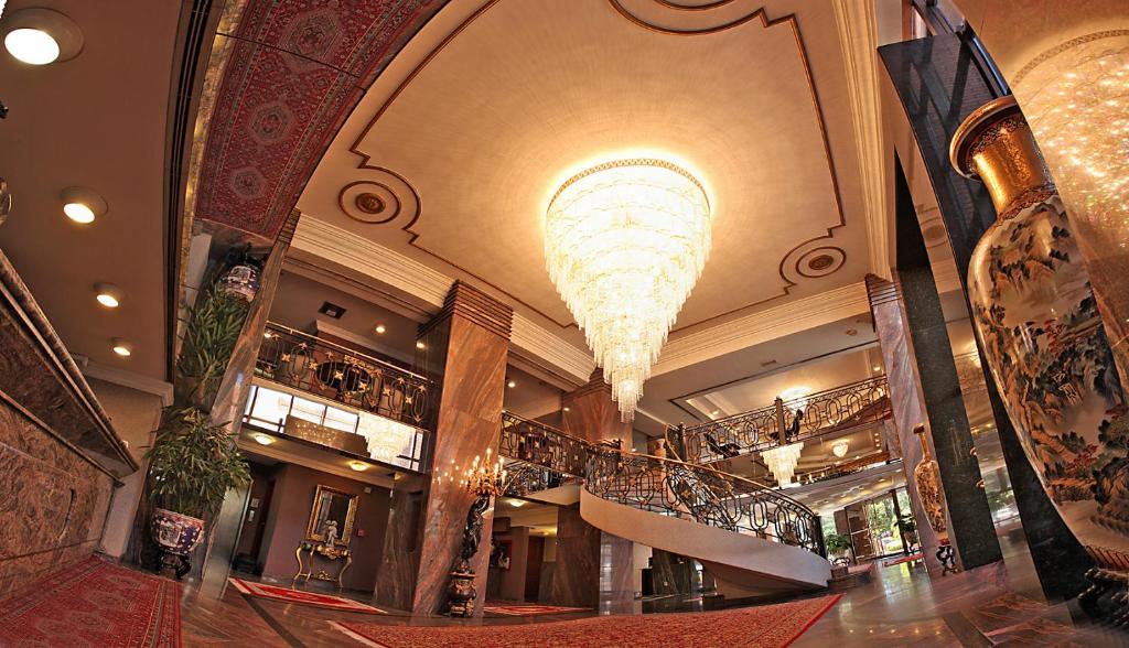 a large lobby with a large chandelier in a building at Sabe Center in Asunción