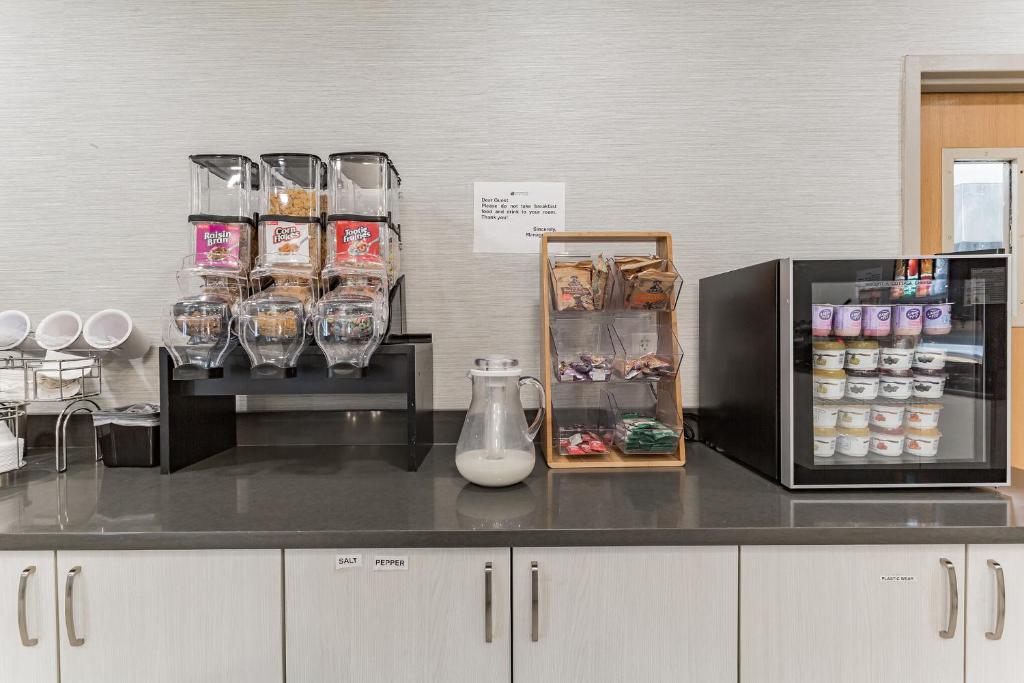 Orangewood Inn & Suites Kansas City Airportにあるコーヒーまたはお茶
