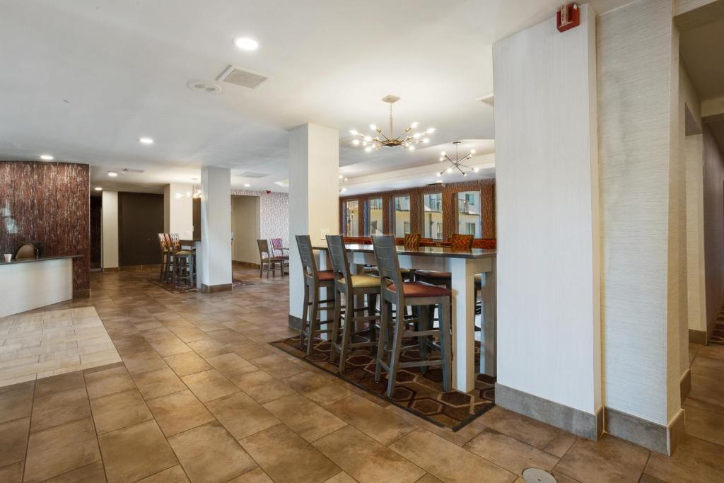 カンザスシティにあるOrangewood Inn & Suites Kansas City Airportのギャラリーの写真