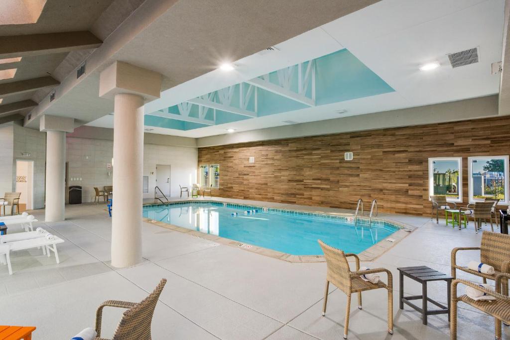 Orangewood Inn & Suites Kansas City Airportの敷地内または近くにあるプール