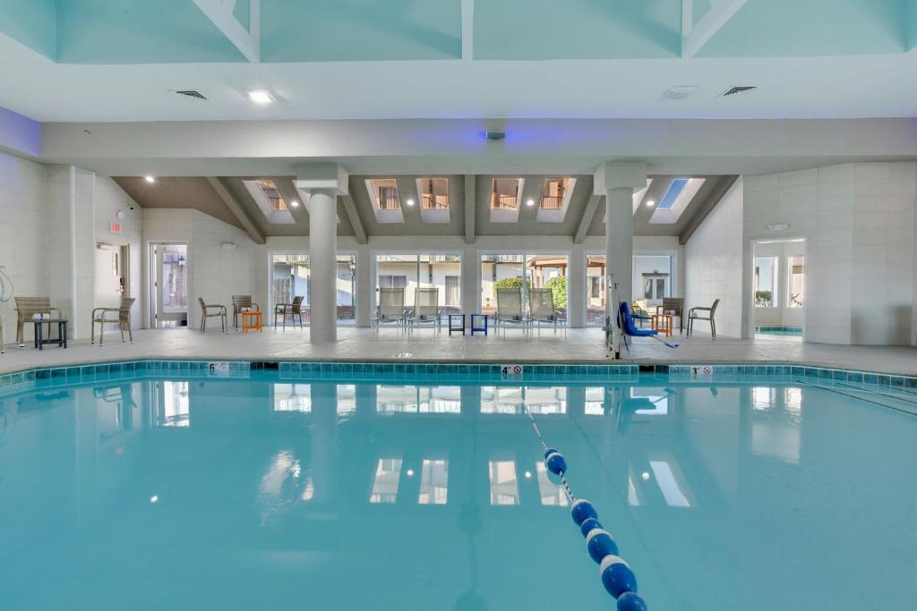 Orangewood Inn & Suites Kansas City Airportの敷地内または近くにあるプール