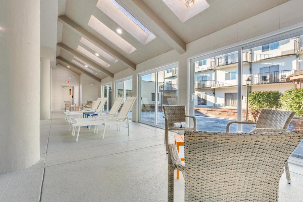 Orangewood Inn & Suites Kansas City Airportの敷地内または近くにあるプール