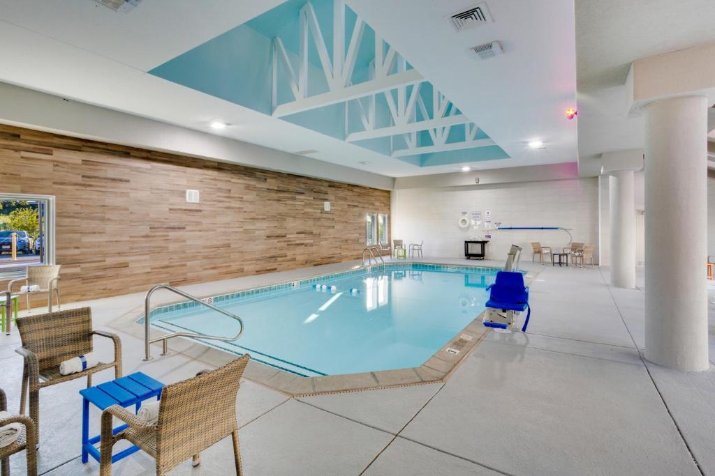 Orangewood Inn & Suites Kansas City Airportの敷地内または近くにあるプール