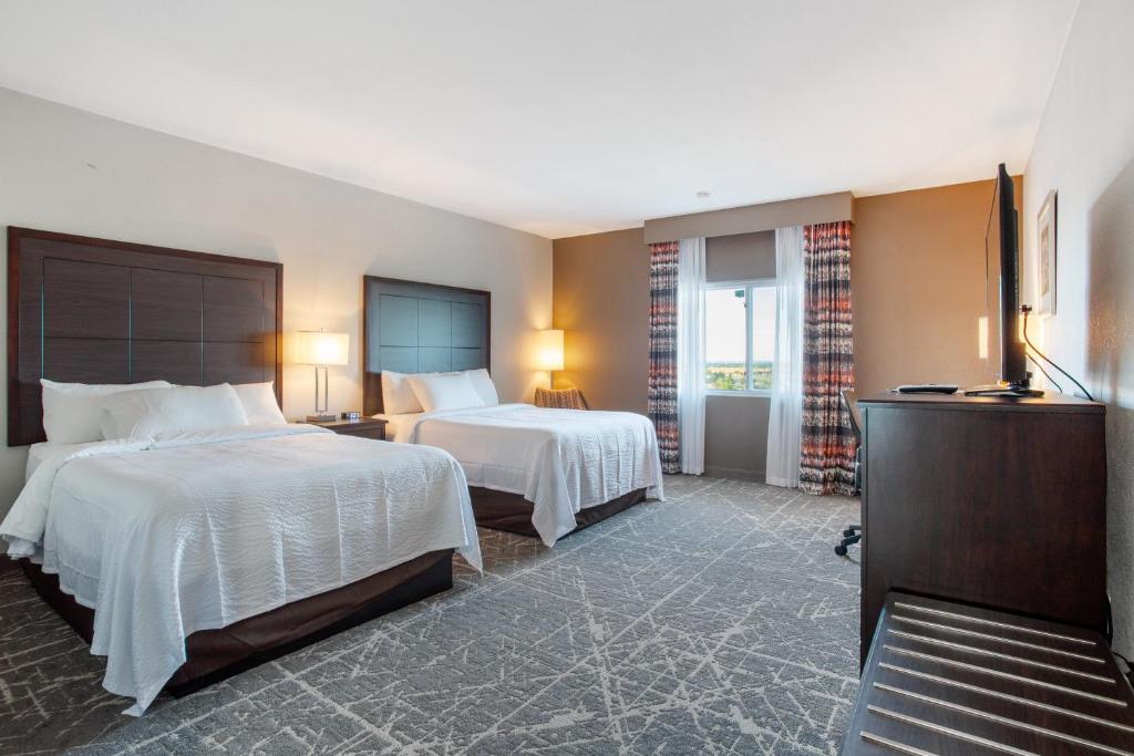 Orangewood Inn & Suites Kansas City Airport - Zimmer Mit 2 Queensize-Betten - Nichtraucher