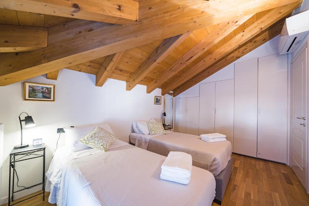 Posteľ alebo postele v izbe v ubytovaní Casa Agatha Lenno- luxury air conditioned village home by Italian Apartments