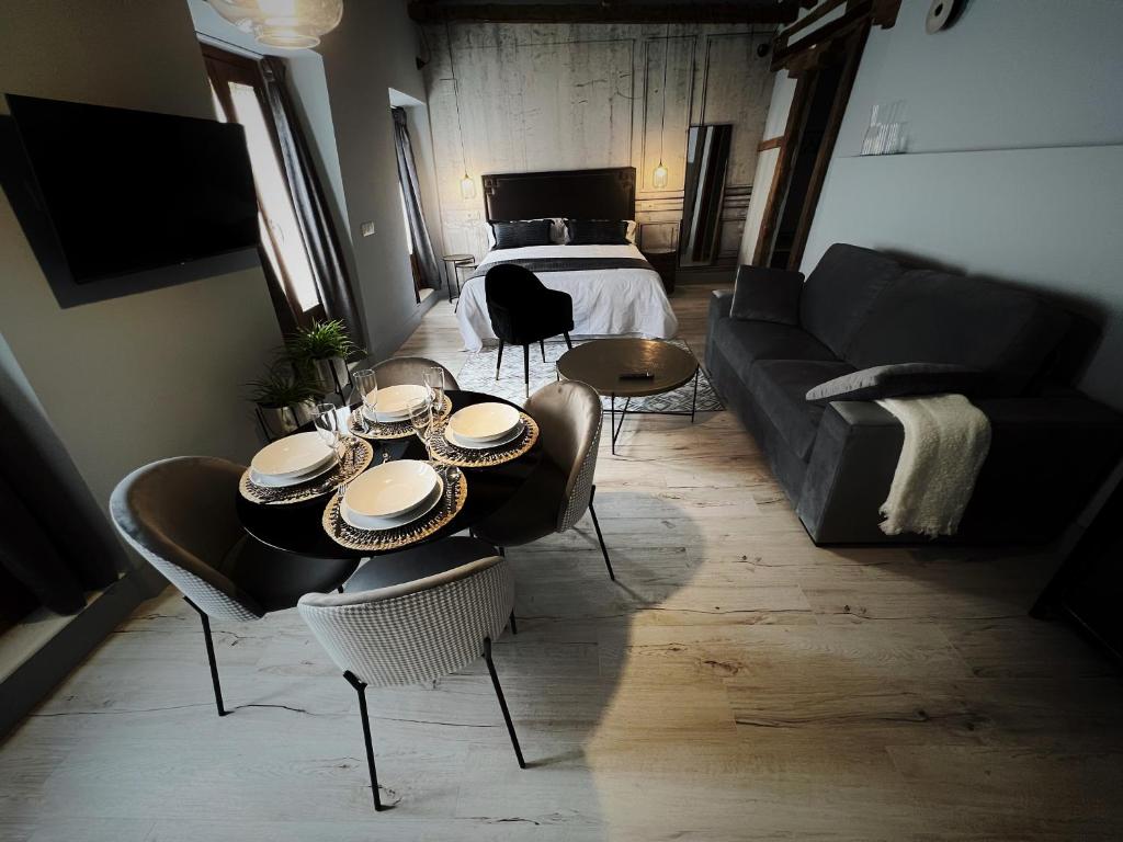 a living room with a table and chairs and a couch at Casa de las Lías in Chinchón