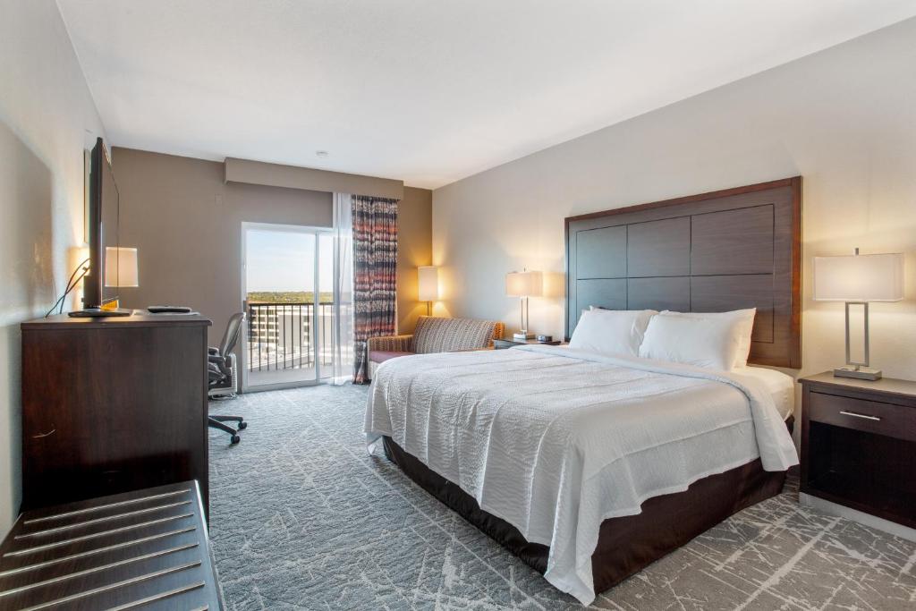 Orangewood Inn & Suites Kansas City Airportにあるベッド