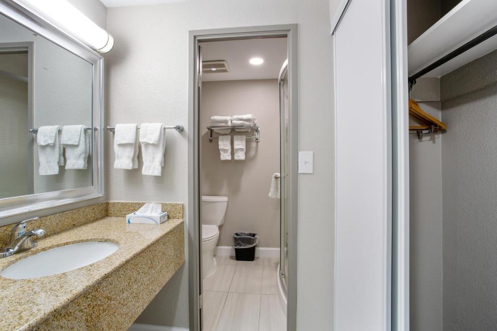 Orangewood Inn & Suites Kansas City Airport - Room King - Non-fumeur