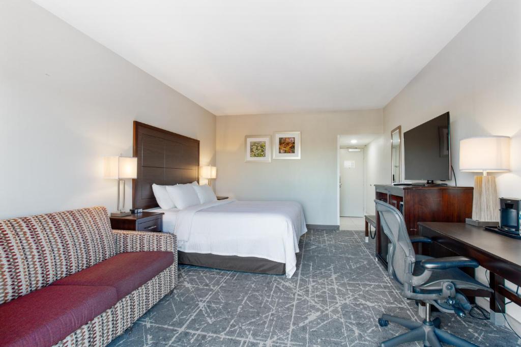 Orangewood Inn & Suites Kansas City Airportにあるテレビまたはエンターテインメントセンター