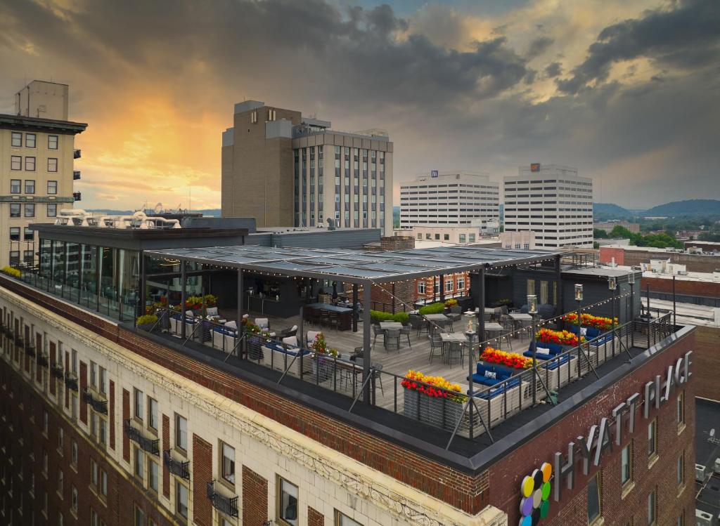 un edificio con fiori sul tetto di una città di Hyatt Place Knoxville/Downtown a Knoxville