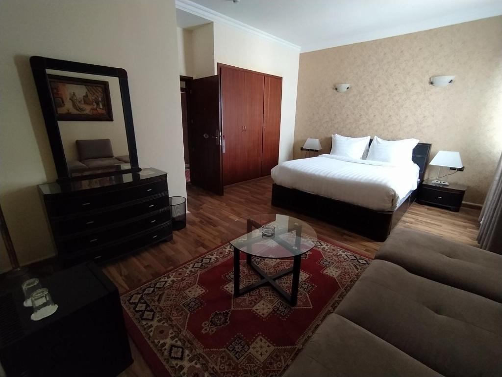 Postel nebo postele na pokoji v ubytování Helnan Chellah Hotel