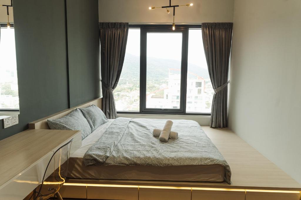 The Palm, 2BR Cityview by WStay @ Tropicana 218 Macalister في جورج تاون: غرفة نوم بها سرير مع نافذة كبيرة