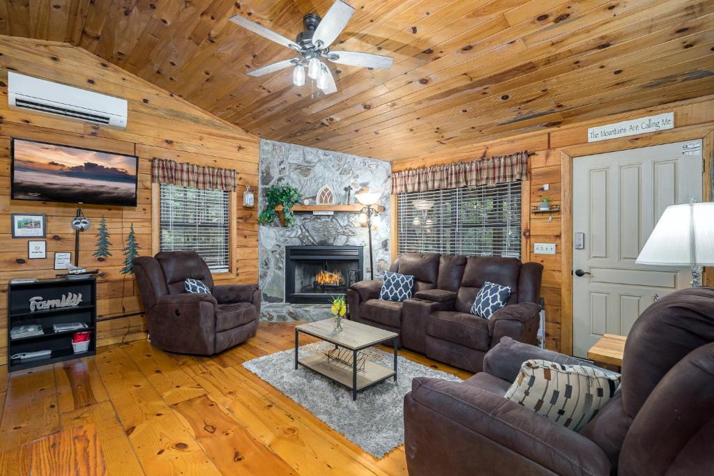 Area tempat duduk di Cute Log Cabin for family retreat in Blue Ridge