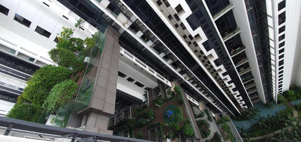 een groot gebouw met planten aan de zijkant bij MCity Jalan Ampang KLCC in Kuala Lumpur