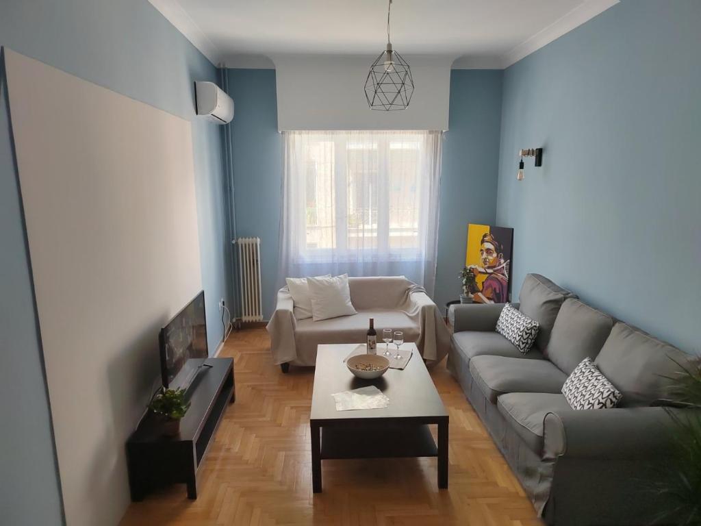 sala de estar con sofá y mesa en Jo Apartment, en Atenas