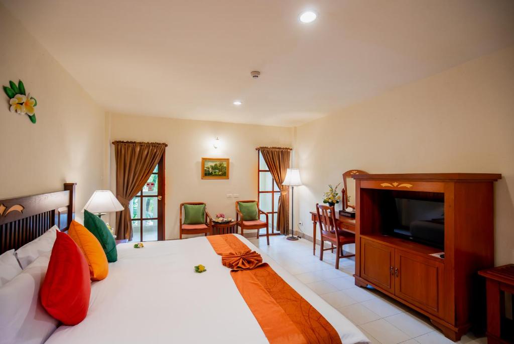 TV a/nebo společenská místnost v ubytování Phuket Leelavadee Hua Ting Resort