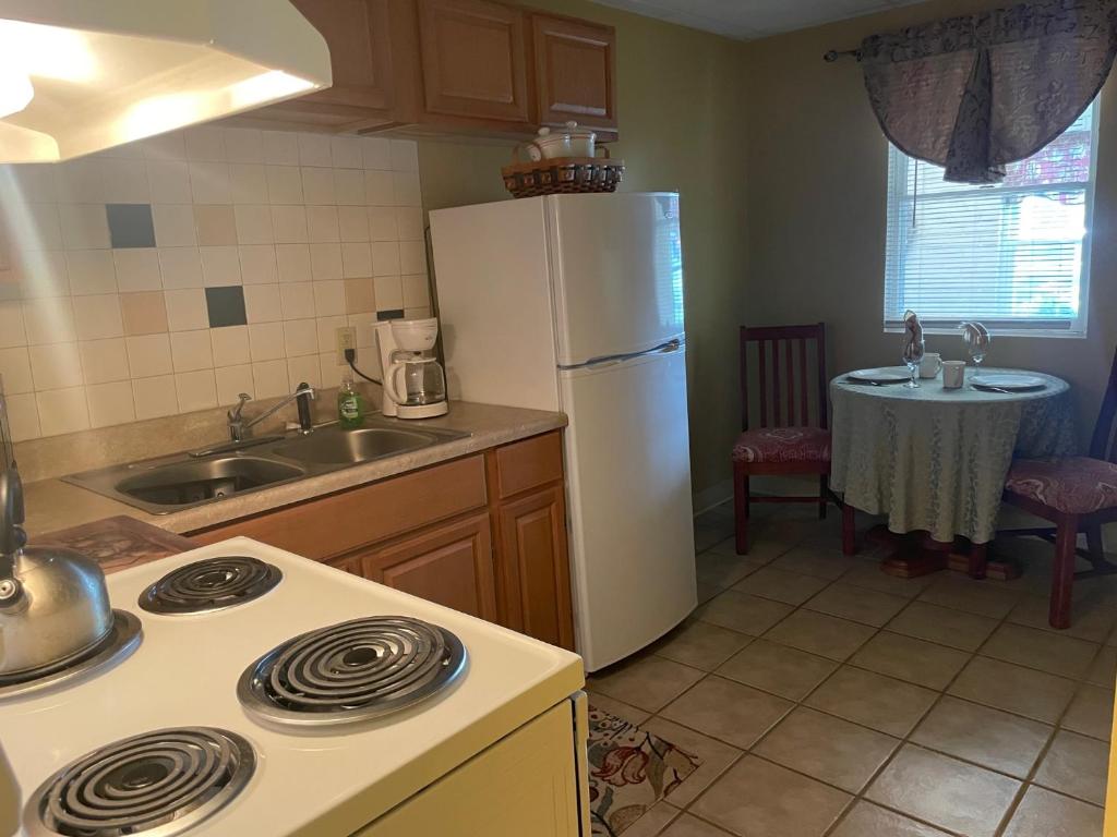 Colonial Brick Inn & Suites photo
